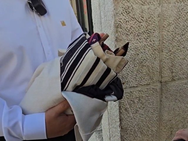 ספר התורה המוברח | הקרן למורשת הכותל