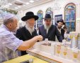 הרב גרוס עם דגם בית המקדש במהלך השיעור. חבד