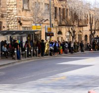 ממתינים בתחנות | אילוסטרציה shutterstock