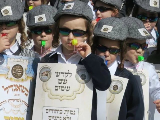 תחפושות ילדי סאטמר עם הכרזות. פרסום לפי סעיף 27א לחוק זכויות יוצרים