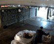 צפו: בחסות הלילה הסוער באשדוד: גונב ארגזים באין מפריע והסוחרים מתוסכלים (וידאו)